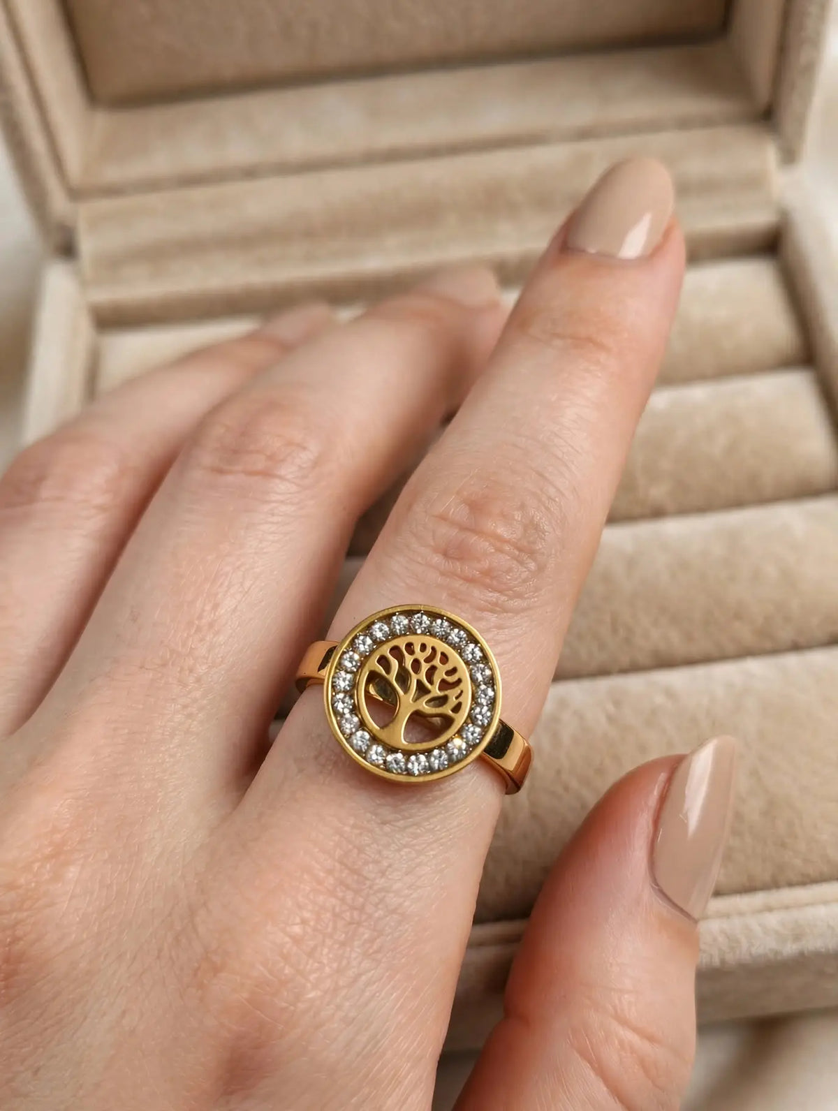LUVORA Tree of Life Ring Gold - White Hand Model
