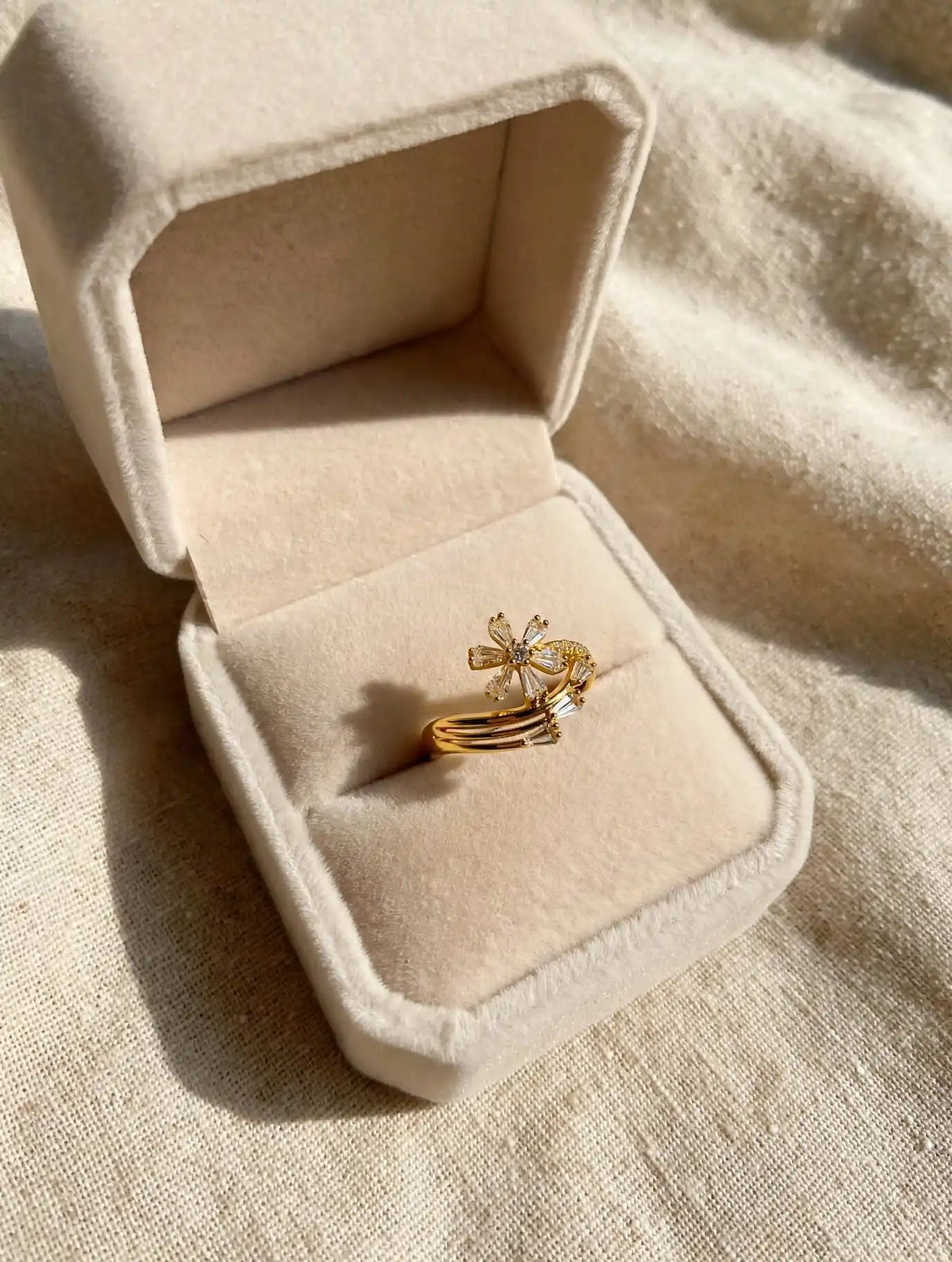 LUVORA Blooming Flower Ring - Gold in beige velvet box